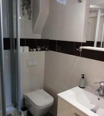 Milani With Private Garage Apartman